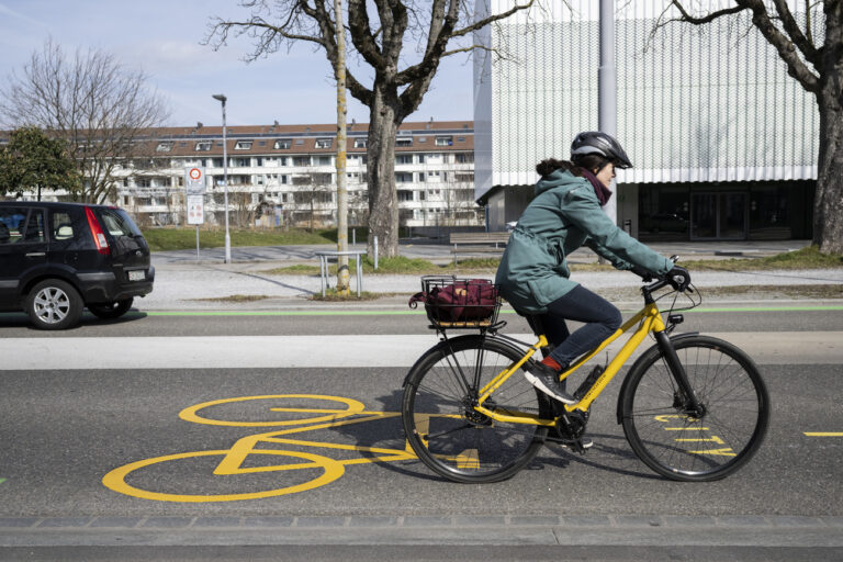 Eine Frau faehrt mit dem Fahrrad auf der Velovorzugsroute in Zuerich, aufgenommen am Montag, 6. Maerz 2023. (KEYSTONE/Ennio Leanza)