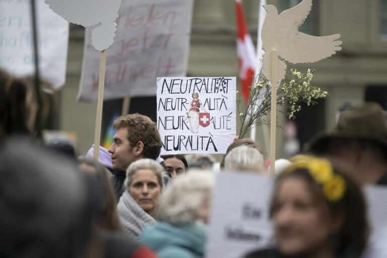 Demonstranten protestieren waehrend eine Friedensdemo organisiert von Mass-Voll!, am Samstag, 11. Maerz 2023 auf dem Bundesplatz, in Bern. (KEYSTONE/Anthony Anex)
