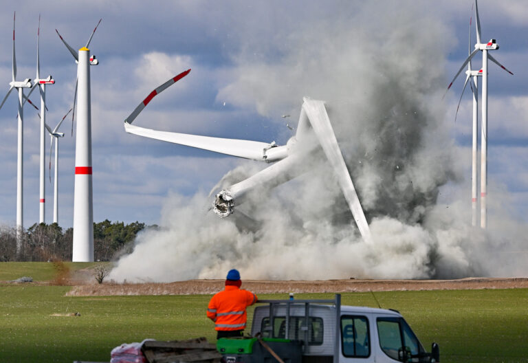 dpatopbilder - 15.03.2023, Brandenburg, Jacobsdorf: Eine neue Windenergieanlage wird wegen Baumängeln gesprengt. Ein baugleiches Windrad war im Jahr 2021 an der Grenze zwischen Ruhrgebiet und Münsterland eingestürzt. Hier bei Jacobsdorf stehen vier dieser betroffenen Anlagen. Wegen gravierender Schäden am Betonturm ist das neue Windrad nun gesprengt worden. Auch die übrigen drei Anlagen werden demontiert. Foto: Patrick Pleul/dpa +++ dpa-Bildfunk +++ (KEYSTONE/DPA/Patrick Pleul)