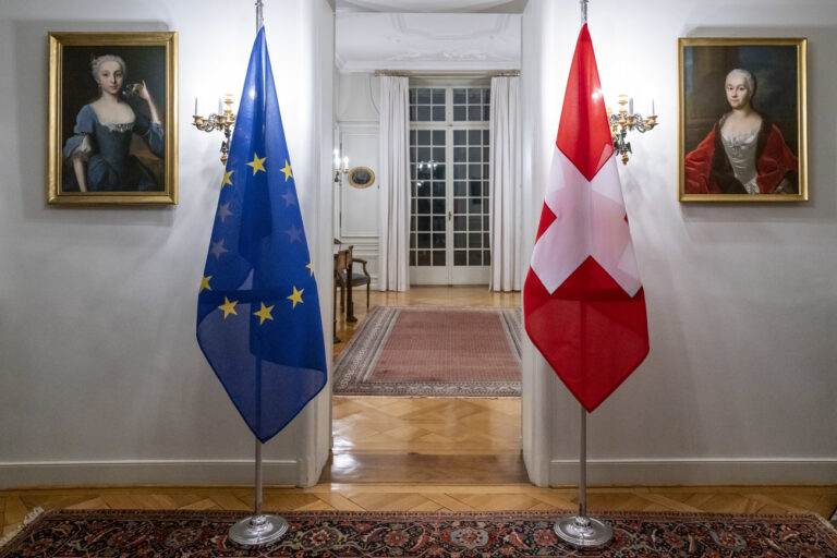 A Swiss flag, right, and an European flag stand in a room before the working visit from Maros Sefcovic, Vice-President of the European Commission by Swiss Federal Councilor Ignazio Cassis, in Bern, Switzerland, on Wednesday, March 15, 2023. (KEYSTONE/Peter Schneider)