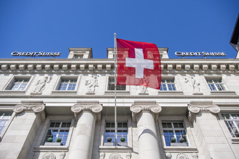 A view shows the flag of Switzerland and the logo of Swiss bank Credit Suisse CS in Lucerne, Switzerland 16 March 2023. Credit Suisse is borrowing up to 50 billion francs (50.8 billion euros) from the Swiss National Bank (SNB), according to a statement on 16 March 2023. This is intended to strengthen the group, whose shares have crashed on the stock exchange. (KEYSTONE/Urs Flueeler)
