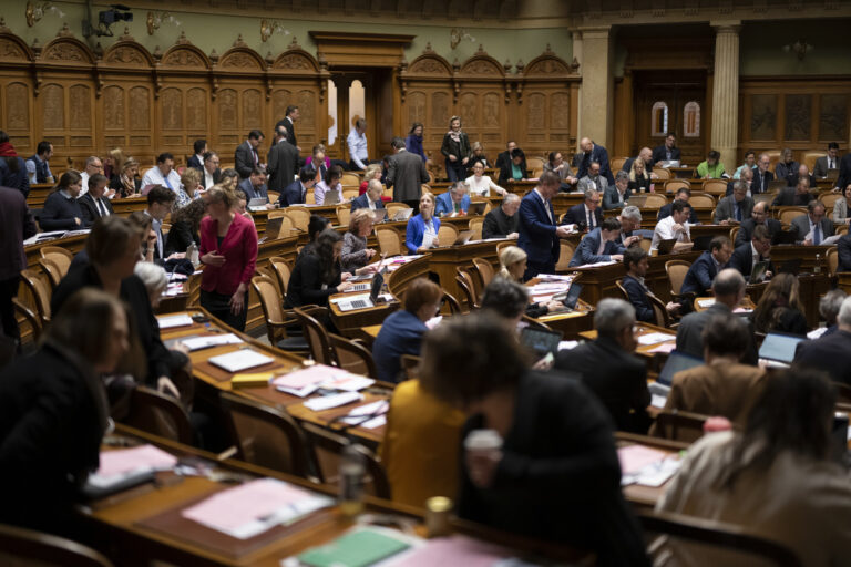 Parlamentarier debattieren waehrend der Fruehlingssession der Eidgenoessischen Raete, am Freitag, 17. Maerz 2023 im Nationalrat in Bern. (KEYSTONE/Anthony Anex)