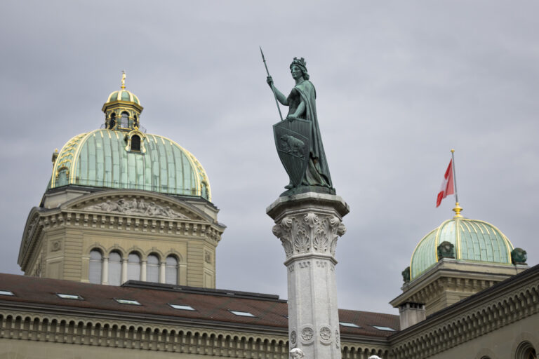 The government building Bundeshaus, on Sunday, 19 March 2023 in Bern. The Federal Council, the Swiss National Bank and representatives of banks meet at the Bernerhof to negotiate the rescue of Credit Suisse or a possible merger with UBS. (KEYSTONE/Peter Klaunzer)