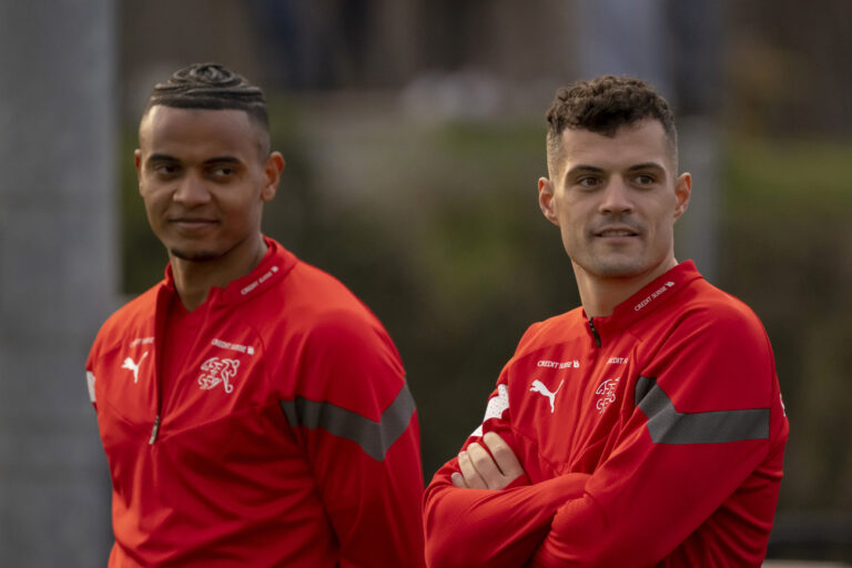 Manuel Akanji, links, und Granit Xhaka, rechts, beim Training der Schweizer Fussball Nationalmannschaft in Basel, am Montag, 20. Maerz 2023. (KEYSTONE/Georgios Kefalas)