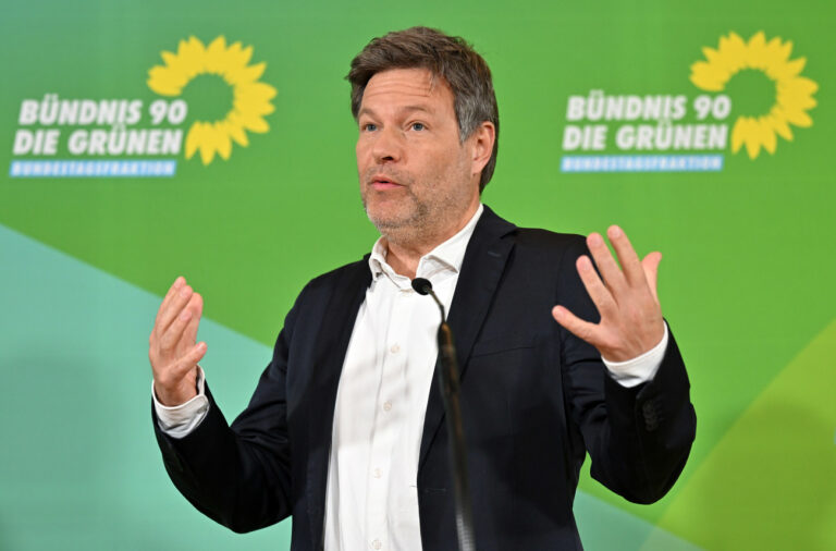 21.03.2023, Thüringen, Weimar: Robert Habeck (Bündnis 90/Die Grünen), Bundesminister für Wirtschaft und Klimaschutz, gibt vor der Klausur der Bundestagsfraktion von Bündnis 90/Die Grünen ein Statement ab. Themen der dreitaägigen Klausur in Weimar sind unter anderem der Klimaschutz und der gesellschaftliche Wandel und Zusammenhalt. Foto: Martin Schutt/dpa +++ dpa-Bildfunk +++ (KEYSTONE/DPA/Martin Schutt)