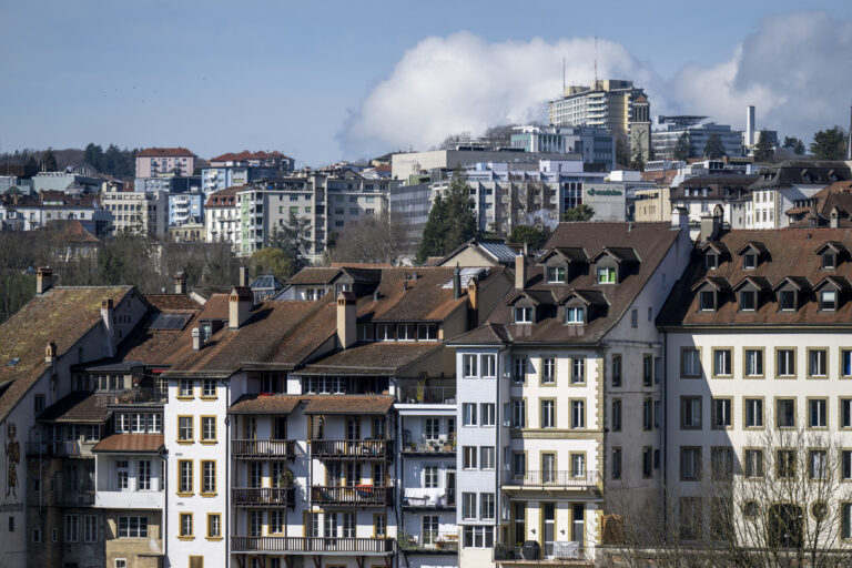 Sicht auf Wohnhaeuser bei der St. Nikolaus-Kathedrale, am Dienstag, 28. Maerz 2023, in Fribourg. In der Schweiz herrscht generell eine Wohnungsnot. (KEYSTONE/Peter Schneider)