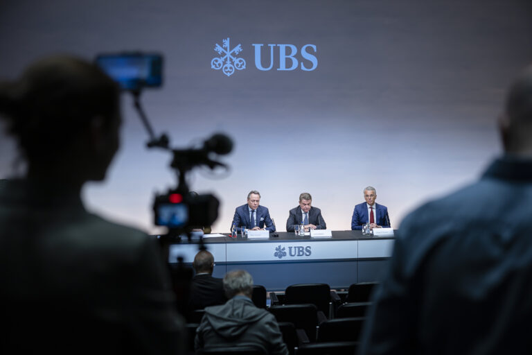 Newly appointed Group Chief Executive Officer of Swiss Bank UBS Sergio P. Ermotti, right, UBS Chairman Colm Kelleher, center, and outgoing CEO Ralph Hamers attend news conference in Zurich, Switzerland on Wednesday, March 29, 2023. (KEYSTONE/Michael Buholzer)