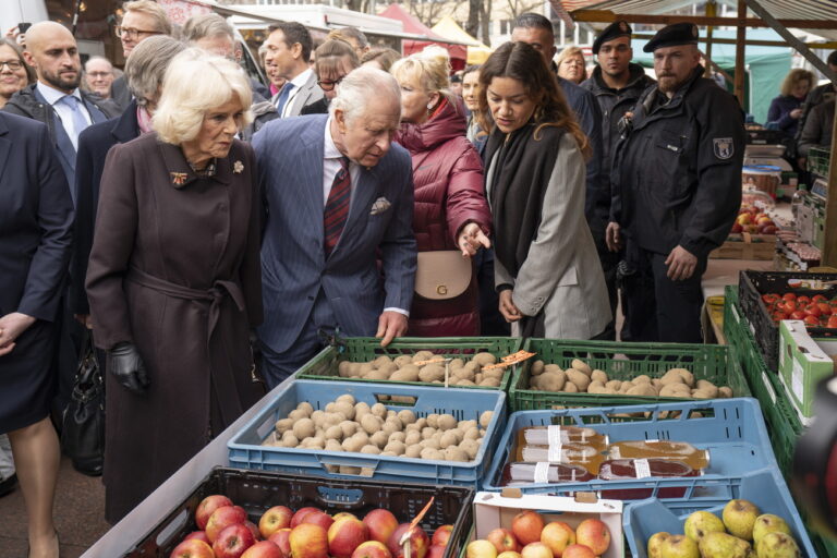 epa10550187 Britain's King Charles III (C-L) and Queen Consort Camilla (L) visit a farmers market in Berlin, Germany, 30 March 2023. Britain's King Charles III is on a three-day visit to Germany, his first state visit abroad as a monarch. EPA/Chris Emil Janssen / POOL Pool Photo
