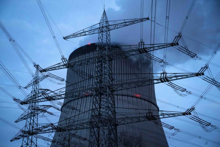04.04.2023, Niedersachsen, Lingen: Strommasten vor dem Kernkraftwerk Emsland. Vor 62 Jahren nahm das erste Atomkraftwerk in Deutschland seinen kommerziellen Betrieb auf. Am 15. April soll aber endgültig Schluss sein mit der nuklearen Stromerzeugung, auch beim Kernkraftwerk Emsland. Foto: Sina Schuldt/dpa +++ dpa-Bildfunk +++ (KEYSTONE/DPA/Sina Schuldt)