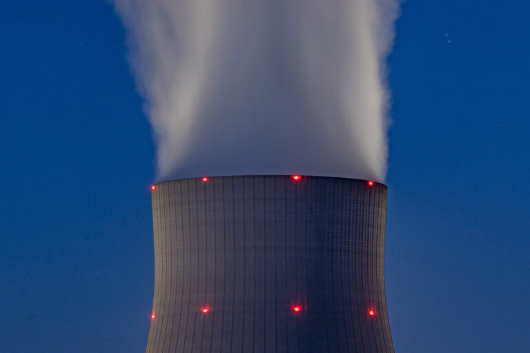 05.04.2023, Bayern, Essenbach: Wasserdampf steigt aus dem Kühltum des Kernkraftwerks Isar 2. Laut Atomgesetz soll die endgültige Abschaltung des Kraftwerkes am 15. April erfolgen. Foto: Armin Weigel/dpa +++ dpa-Bildfunk +++ (KEYSTONE/DPA/Armin Weigel)