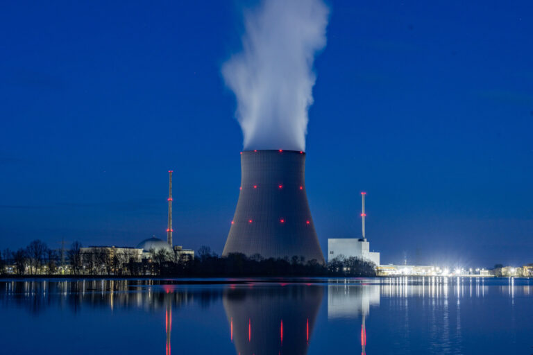 ARCHIV - 05.04.2023, Bayern, Essenbach: Wasserdampf steigt aus dem Kühltum des Kernkraftwerks Isar 2. Laut Atomgesetz soll die endgültige Abschaltung des Kraftwerkes am 15. April erfolgen. (zu dpa «Aus für Atomkraft - Letztes AKW in Bayern geht vom Netz») Foto: Armin Weigel/dpa +++ dpa-Bildfunk +++ (KEYSTONE/DPA/Armin Weigel)