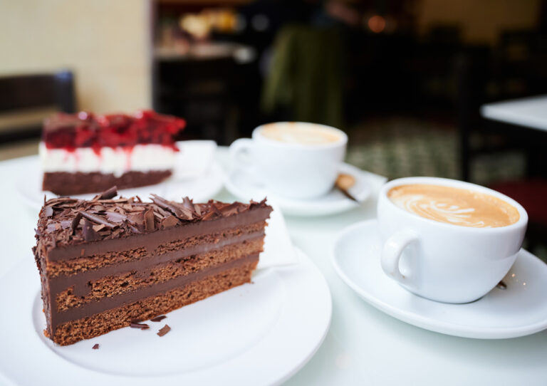 PRODUKTION - 27.03.2023, Berlin: Zwei Stück Torte und zwei Cappuccini stehen auf dem Tisch in einem Café in Prenzlauer Berg. Ein beachtlicher Teil der Erwachsenen isst nach eigenen Angaben seit der Corona-Krise weniger Süßes. (zu dpa-Umfrage: «Gut ein Viertel isst seit Corona weniger Süßes») Foto: Annette Riedl/dpa +++ dpa-Bildfunk +++ (KEYSTONE/DPA/Annette Riedl)