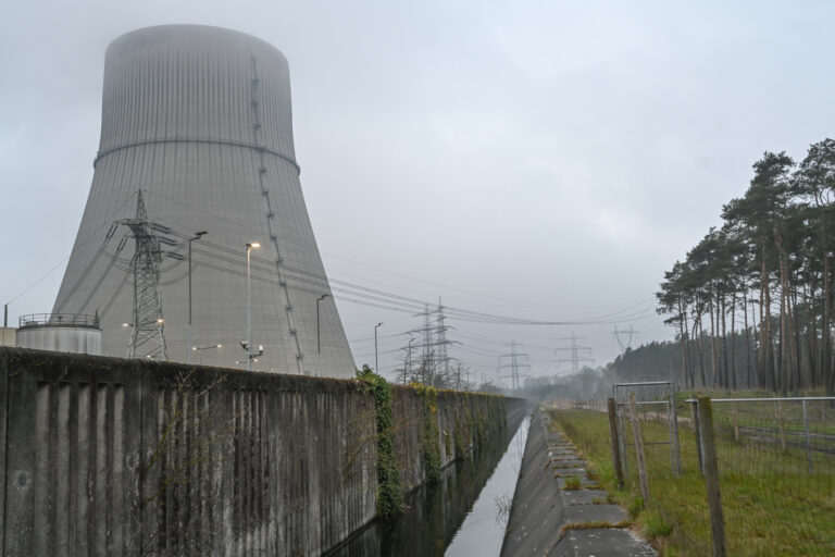 16.04.2023, Niedersachsen, Lingen: Blick auf den erloschenen Kühlturm des Kernkraftwerk Emsland. Mit der Trennung der Kernkraftwerke Isar 2, Neckarwestheim und Emsland vom Stromnetz ging am Samstag die Ära der kommerziellen Stromerzeugung mit Atomkraftwerken in Deutschland zu Ende. Foto: Lars Klemmer/dpa +++ dpa-Bildfunk +++ (KEYSTONE/DPA/Lars Klemmer)