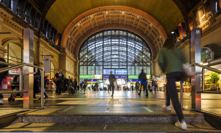 PRODUKTION - 20.04.2023, Hessen, Frankfurt/Main: Menschen gehen durch den Hauptbahnhof. Die Gewerkschaft Eisenbahn- und Verkehrsgewerkschaft (EVG) hat die Bahn-Beschäftigten dazu aufgerufen, am Freitag zwischen 3 und 11 Uhr die Arbeit niederzulegen. Die Bahn kündigte daraufhin an, den Fernverkehr am Streiktag bis 13 Uhr komplett einzustellen. Foto: Andreas Arnold/dpa +++ dpa-Bildfunk +++ (KEYSTONE/DPA/Andreas Arnold)