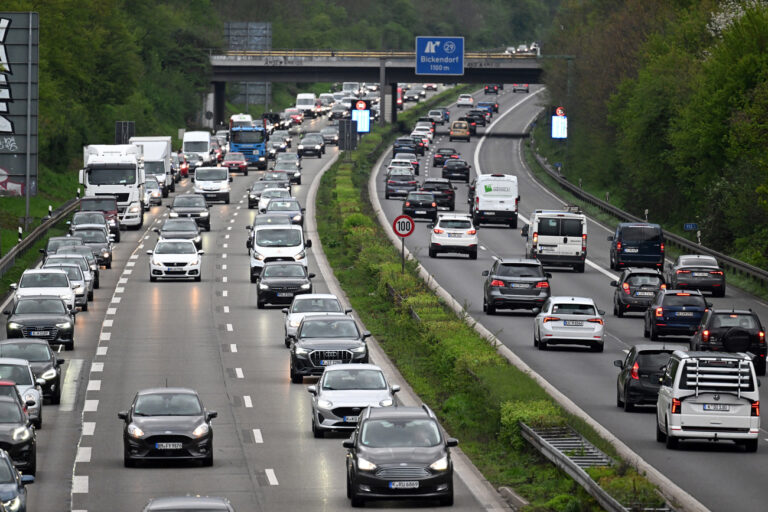 24.04.2023, Nordrhein-Westfalen, Köln: Autos fahren im Berufsverkehr am Morgen über die Autobahn 57. Nach dem regnerischen Wochenende ist auch zum Wochenstart in NRW kaum mit Sonne zu rechnen. Der Montagmorgen beginnt nach einer Prognose des Deutschen Wetterdienstes (DWD) bewölkt, zeitweise kommt es zu Regen und Gewitter. Die Höchsttemperaturen liegen zwischen 11 und 14 Grad bei mäßigem Wind. Foto: Federico Gambarini/dpa +++ dpa-Bildfunk +++ (KEYSTONE/DPA/Federico Gambarini)