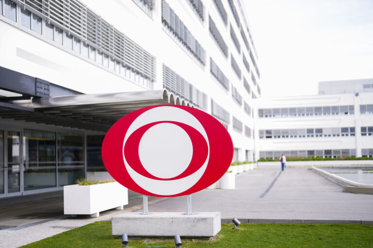 ABD0131_20230425 - WIEN - ÖSTERREICH: ++ THEMENBILD ++ ORF. Im Bild: Ein ORF-Logo am Gelände des ORF-Zentrums in Wien, aufgenommen am Dienstag, 25. April 2023. - FOTO: APA/EVA MANHART