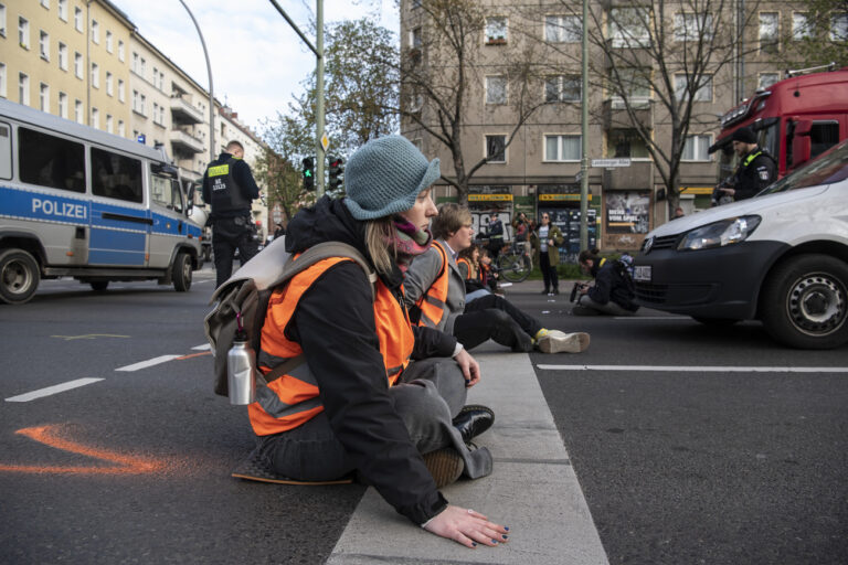 27.04.2023, Berlin: Aktivisten der Gruppierung Letzte Generation blockieren eine Kreuzung an der Landsberger Allee. Foto: Paul Zinken/dpa +++ dpa-Bildfunk +++ (KEYSTONE/DPA/Paul Zinken)