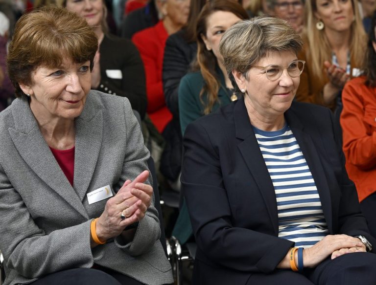 Brigitte Hauser-Suess, links, Bundesraetin Viola Amherd, Mitte, und Staenderatspraesidentin Brigitte Haeberli-Koller, rechts, an der Wahlveranstaltung Die Mitte Frauen Schweiz im Seemuseum in Kreuzlingen am Samstag, 29. April 2023. (KEYSTONE/Walter Bieri)