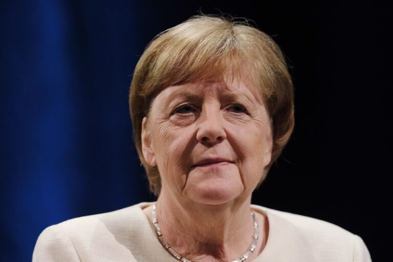 29.04.2023, Sachsen, Leipzig: Die frühere Bundeskanzlerin Angela Merkel bei einer Veranstaltung im Rahmen der Leipziger Buchmesse auf einer Bühne im Schauspiel Leipzig. Auf dem Frühjahrstreffen der Verlagsbranche präsentieren rund 2000 Aussteller aus 40 Ländern ihre Neuheiten. Foto: Sebastian Willnow/dpa +++ dpa-Bildfunk +++ (KEYSTONE/DPA/Sebastian Willnow)