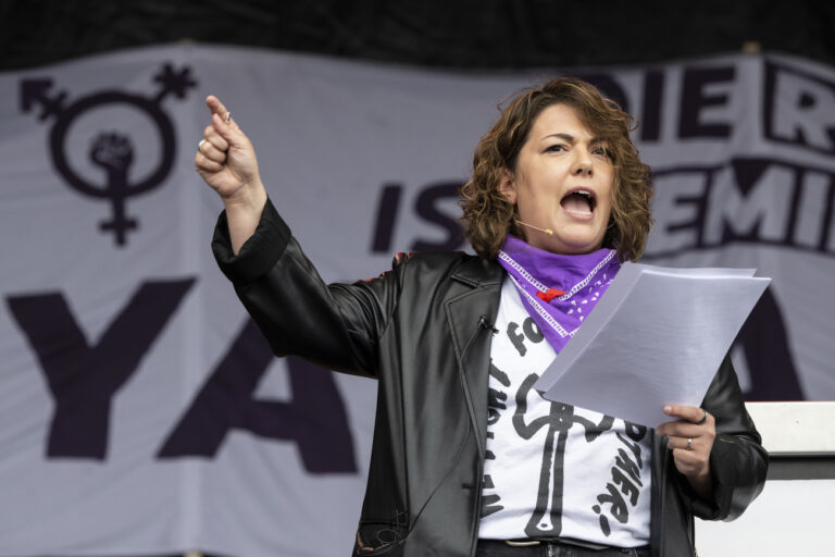 SP-Nationalraetin Tamara Funiciello spricht zu den Kundgebungsteilnehmer am traditionellen 1. Mai-Umzug, am Tag der Arbeit im Zeichen der 