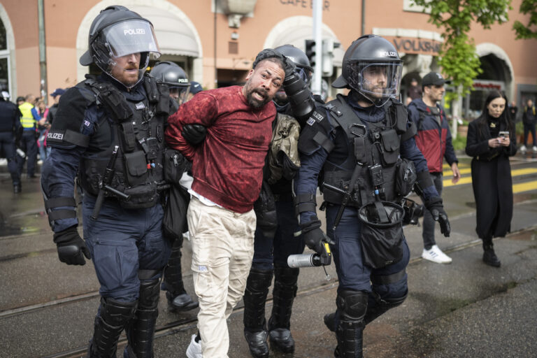 Polizisten verhaften einen Mann an der Nachdemonstration vom 1. Mai-Umzug, am Tag der Arbeit im Zeichen der 