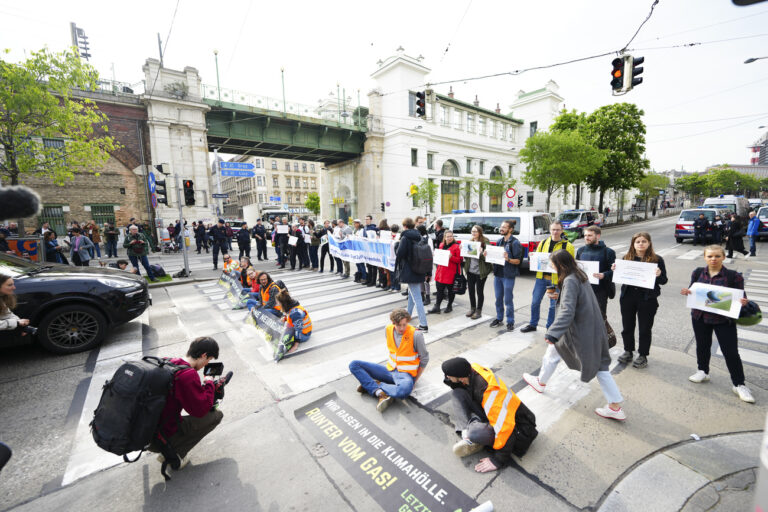 Klima-Kleber blockierten Rettungsauto: In Wien stirbt ein Patient, weil Aktivisten der «Letzten Generation» den Verkehr lahmlegten