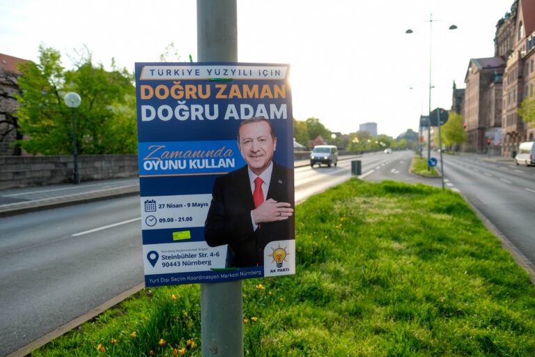 ARCHIV - 01.05.2023, Bayern, Nürnberg: Plakate für die Präsidentenwahl in der Türkei hängen am Frauentorgraben. Auf den Plakaten ruft Erdogan türkische Wahlberechtigte auf, bei der Wahl am 14. Mai für ihn zu stimmen. (zu dpa: «Hagel: «Türkischer Wahlkampf hat hier nichts zu suchen»») Foto: Sven Grundmann/News5/dpa +++ dpa-Bildfunk +++ (KEYSTONE/DPA/Sven Grundmann)