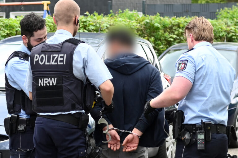 06.05.2023, Nordrhein-Westfalen, Dorsten: Polizisten führen einen Mann ab. Ein Mann hat in Dorsten eine Frau in ihrer Wohnung mit einem Messer angegriffen und schwer verletzt. Die 42-Jährige konnte sich nach der Attacke am frühen Samstagabend blutüberströmt auf die Straße retten, wo Zeugen erste Hilfe leisteten und die Polizei riefen. Foto: -/Bludau Foto/dpa +++ dpa-Bildfunk +++ (KEYSTONE/DPA/-)