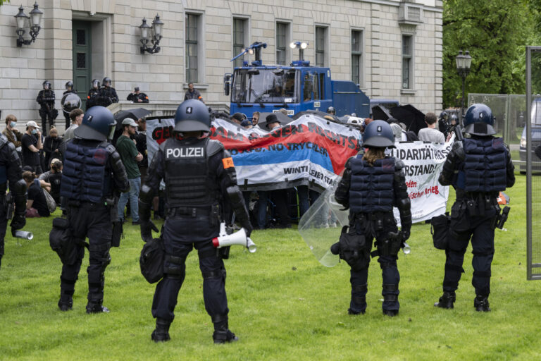 Polizisten zingeln vereinzelte linke Aktivisten ein, welche die Demonstration der Freiheitstrychler und Massnahmenkritikern stoeren wollten, aufgenommen am Sonntag, 7. Mai 2023 in Winterthur. (KEYSTONE/Ennio Leanza)