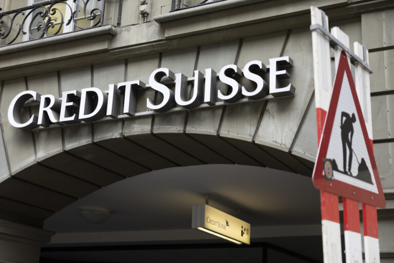 Ein Baustellen Verkehrszeichen steht vor der Berner Credit Suisse Filiale, am Montag, 8. Mai 2023. (KEYSTONE/Peter Klaunzer)