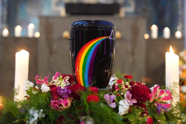 12.05.2023, Hamburg: Die Urne des verstorbenen Klaus Barkowsky, bemalt mit einem Regenbogen, steht in der Kapelle vor der Trauerfeier für 