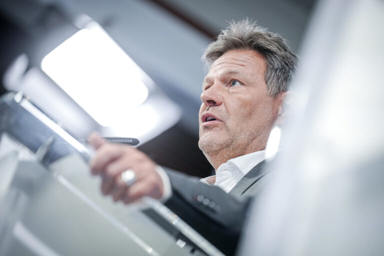 dpatopbilder - 22.05.2023, Berlin: Robert Habeck (Bündnis 90/Die Grünen), Bundesminister für Wirtschaft und Klimaschutz, spricht bei einer Pressekonferenz im Rahmen des Spitzentreffens Bündnis Zukunft der Industrie zur Bedeutung und Ausgestaltung eines Industriestrompreises für energieintensive Unternehmen. Foto: Kay Nietfeld/dpa +++ dpa-Bildfunk +++ (KEYSTONE/DPA/Kay Nietfeld)