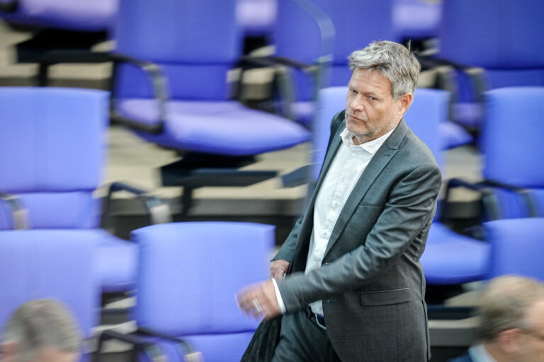 24.05.2023, Berlin: Robert Habeck (Bündnis 90/Die Grünen), Bundesminister für Wirtschaft und Klimaschutz, nimmt an der Sitzung des Bundestags mit einer aktuellen Stunde auf Antrag der CDU/CSU-Fraktion zu den Heizungsplänen der Bundesregierung teil. Foto: Kay Nietfeld/dpa +++ dpa-Bildfunk +++ (KEYSTONE/DPA/Kay Nietfeld)