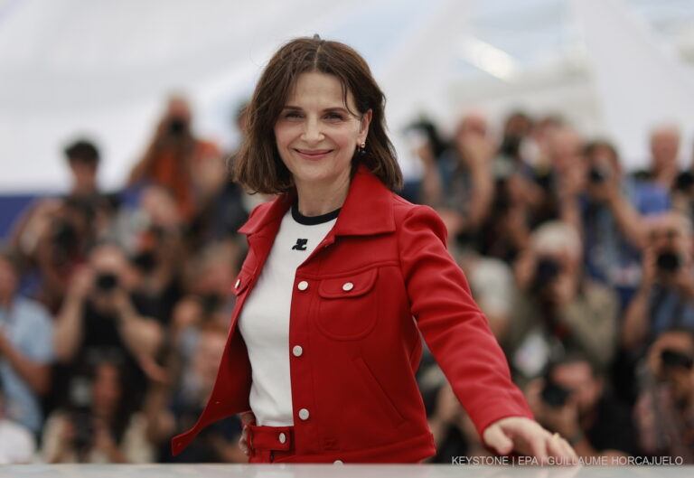 epa10652412 Juliette Binoche attends the photocall for 'La Passion de Dodin bouffant (The Pot-Au-Feu)' during the 76th annual Cannes Film Festival, in Cannes, France, 25 May 2023. The movie is presented in the Official Competition of the festival which runs from 16 to 27 May. EPA/GUILLAUME HORCAJUELO