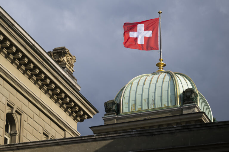 Eine Schweizer Fahne weht auf der Kuppel des Bundeshauses, am Mittwoch, 31. Mai 2023, in Bern. (KEYSTONE/Anthony Anex)