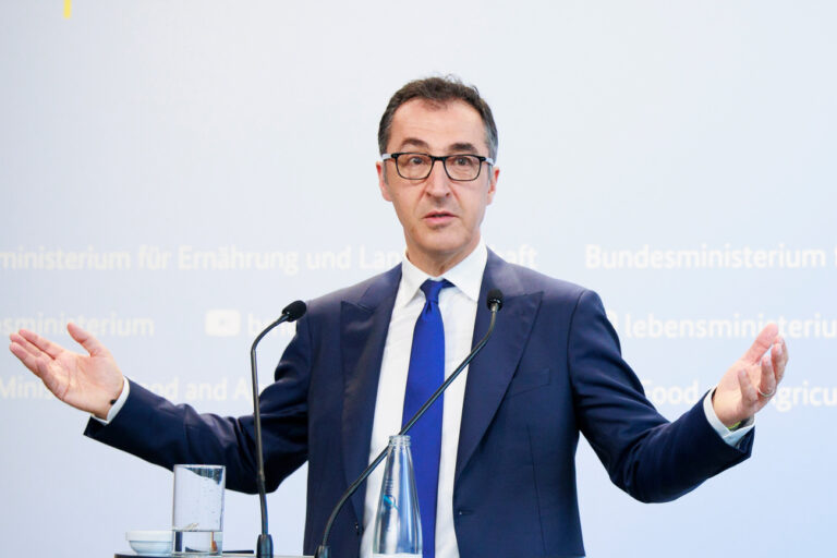 12.06.2023, Berlin: Cem Özdemir (Bündnis 90/Die Grünen), Bundesminister für Ernährung und Landwirtschaft, bei einer Pressekonferenz zur Vorstellung von der ersten Tierschutzbeauftragten der Bundesregierung. Foto: Carsten Koall/dpa +++ dpa-Bildfunk +++ (KEYSTONE/DPA/Carsten Koall)