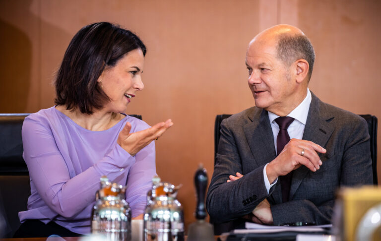 14.06.2023, Berlin: Bundeskanzler Olaf Scholz (SPD), spricht mit Annalena Baerbock (Bündnis90/Die Grünen), Außenministerin, vor der Sitzung des Bundeskabinetts im Kanzleramt. Das Kabinett will eine Nationale Sicherheitsstrategie beschließen. Foto: Michael Kappeler/dpa +++ dpa-Bildfunk +++ (KEYSTONE/DPA/Michael Kappeler)