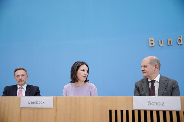 14.06.2023, Berlin: Christian Lindner (FDP, l-r), Bundesminister der Finanzen, Annalena Baerbock (Bündnis 90/Die Grünen), Außenministerin, und Bundeskanzler Olaf Scholz (SPD) nehmen an einer Pressekonferenz zur Nationalen Sicherheitsstrategie teil. Die Bundesregierung hat eine umfassende Nationale Sicherheitsstrategie, die alle Aspekte der äußeren und inneren Sicherheit umfasst, beschlossen. Foto: Kay Nietfeld/dpa +++ dpa-Bildfunk +++ (KEYSTONE/DPA/Kay Nietfeld)