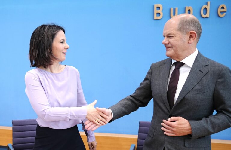 14.06.2023, Berlin: Annalena Baerbock (Bündnis 90/Die Grünen, l), Außenministerin, und Bundeskanzler Olaf Scholz (SPD) verabschieden sich nach einer Pressekonferenz zur Nationalen Sicherheitsstrategie. Die Bundesregierung hat eine umfassende Nationale Sicherheitsstrategie, die alle Aspekte der äußeren und inneren Sicherheit umfasst, beschlossen. Foto: Kay Nietfeld/dpa +++ dpa-Bildfunk +++ (KEYSTONE/DPA/Kay Nietfeld)