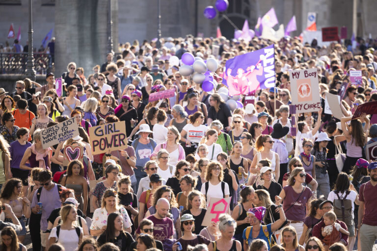 Teilnehmende protestieren am Demonstrationsumzug des Frauenstreiks, am Mittwoch, 14. Juni 2023 in Zuerich..(KEYSTONE/Michael Buholzer).