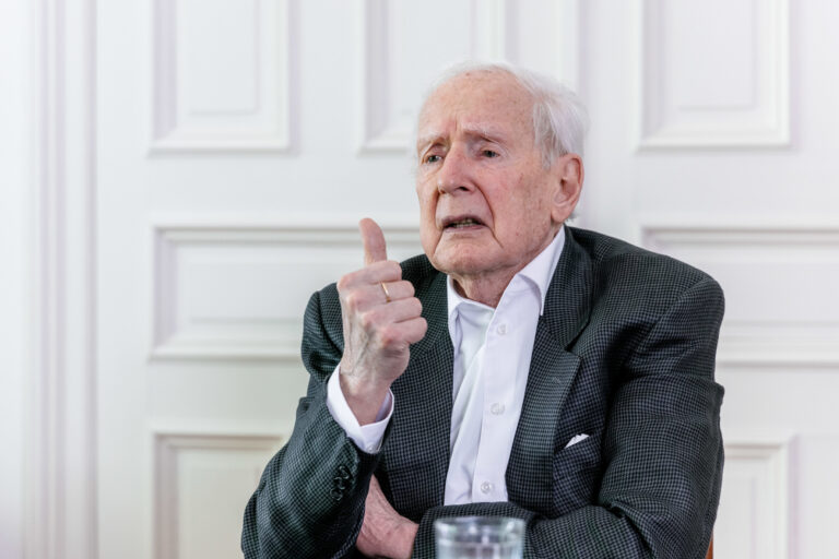 PRODUKTION - 09.06.2023, Hamburg: Klaus von Dohnanyi (SPD), ehemaliger Erster Bürgermeister von Hamburg, gibt in seinem Büro ein Interview. Am 23. Juni 2023 feiert er seinen 95. Geburtstag. (zu dpa 