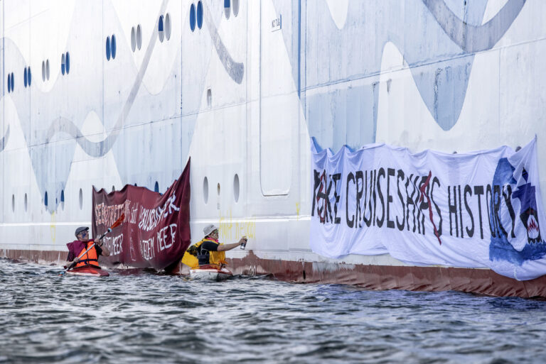 17.06.2023, Mecklenburg-Vorpommern, Rostock-Warnemünde: Klimaaktivisten versuchen auf Kanus und aufblasbaren Booten das Kreuzfahrtschiff «Aida Diva» am Auslaufen zu hindern. Die Aktivisten haben eine Aktion gegen den Kreuzfahrttourismus gestartet. Foto: Frank Hormann/dpa +++ dpa-Bildfunk +++ (KEYSTONE/DPA/Frank Hormann)