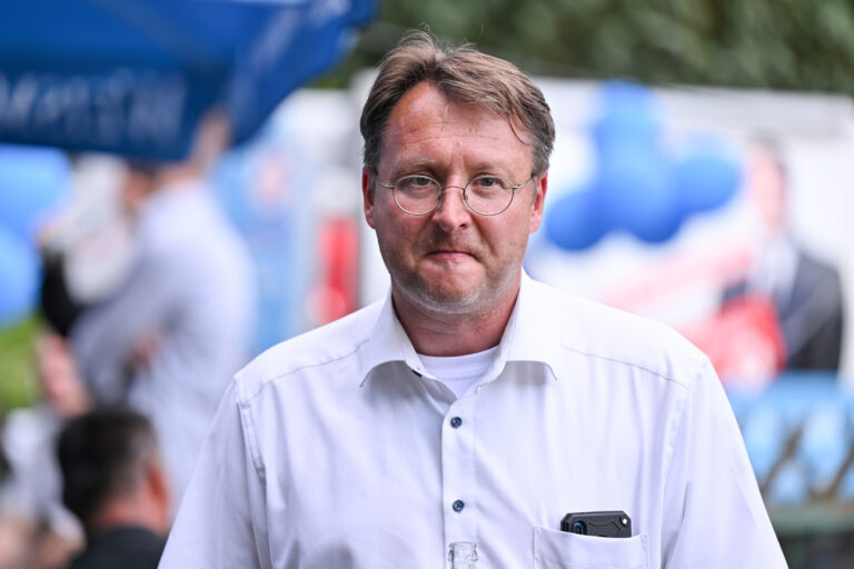 25.06.2023, Thüringen, Sonneberg: Robert Sesselmann (AfD) steht im Graten des Restaurants Frankenbaude bei der AfD-Wahlparty. Der ehemalige Landrat Hans-Peter Schmitz (parteilos) war aufgrund einer langwierigen Erkrankung in den Ruhestand versetzt worden. Der AfD-Abgeordnete Robert Sesselmann hatte in der ersten Runde die meisten Stimmen erhalten. Er wäre der erste AfD-Landrat in Deutschland. In der Stichwahl tritt er gegen Jürgen Köpper (CDU) an. Foto: Martin Schutt/dpa +++ dpa-Bildfunk +++ (KEYSTONE/DPA/Martin Schutt)