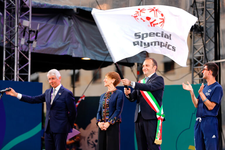 25.06.2023, Berlin: Behindertensport: Special Olympics, World Games, Abschlussfeier am Brandenburger Tor. Die Flagge der Special Olympics wird symbolisch an Stefano Lo Russo (2.v.r.), Oberbürgermeister von Turin , den nächsten Special Olympics Gastgeber Turin übergeben. Foto: Jean-Marc Wiesner/dpa +++ dpa-Bildfunk +++ (KEYSTONE/DPA/Jean-Marc Wiesner)