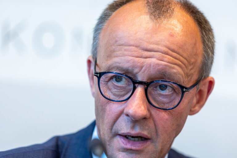 26.06.2023, Mecklenburg-Vorpommern, Rostock: Friedrich Merz, Vorsitzender der Unionsfraktion im Bundestag, beantwortet bei einer Pressekonferenz während des Treffens der Fraktionschefs von CDU und CSU aus Bund und Ländern die Fragen von Medienvertretern. Die Spitzen der Unionsfraktionen sprechen bei dem zweitägigen Treffen über die aktuelle Situation in Industrie und Handwerk, die neuen Forderungen an die Bundesregierung und die aktuellsten Wahlerfolge der AfD in Thüringen. Foto: Jens Büttner/dpa +++ dpa-Bildfunk +++ (KEYSTONE/DPA/Jens Büttner)