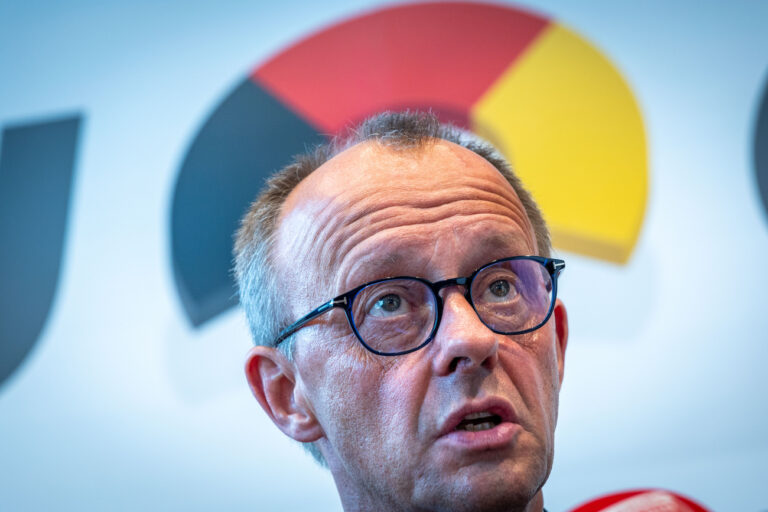 26.06.2023, Mecklenburg-Vorpommern, Rostock: Friedrich Merz, Vorsitzender der Unionsfraktion im Bundestag, beantwortet bei einer Pressekonferenz während des Treffens der Fraktionschefs von CDU und CSU aus Bund und Ländern die Fragen von Medienvertretern. Die Spitzen der Unionsfraktionen sprechen bei dem zweitägigen Treffen über die aktuelle Situation in Industrie und Handwerk, die neuen Forderungen an die Bundesregierung und die aktuellsten Wahlerfolge der AfD in Thüringen. Foto: Jens Büttner/dpa +++ dpa-Bildfunk +++ (KEYSTONE/DPA/Jens Büttner)