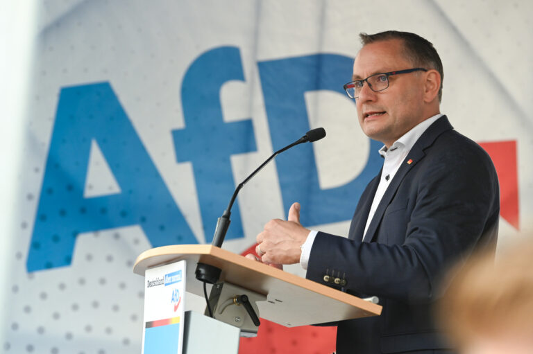 01.07.2023, Sachsen-Anhalt, Magdeburg: Tino Chrupalla, Bundessprecher der AfD, spricht auf einer AfD-Kundgebung unter dem Motto «Friede und Souveränität für Europa!» auf dem Alten Markt. Auf der Kundgebung haben AfD-Landes- und Bundespolitiker die Europäische Union kritisiert und Veränderungen gefordert. Foto: Heiko Rebsch/dpa +++ dpa-Bildfunk +++ (KEYSTONE/DPA/Heiko Rebsch)