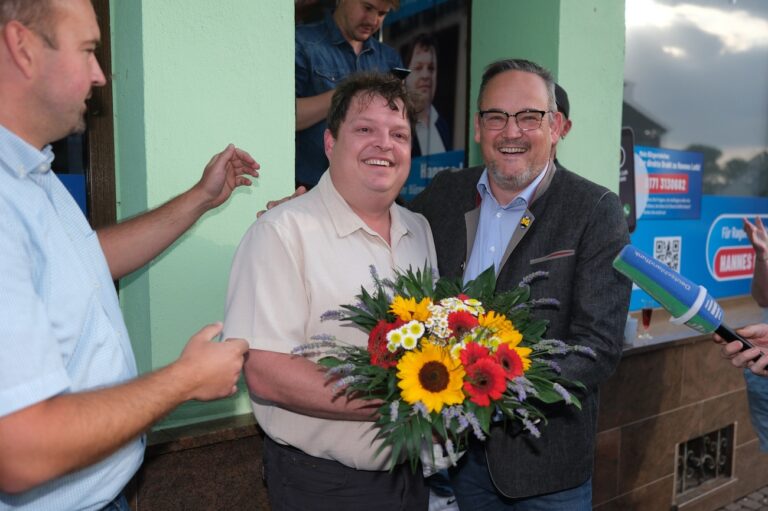 02.07.2023, Sachsen-Anhalt, Raguhn-Jeßnitz: Hannes Loth (M/ AfD) neuer Bürgermeister in Raguhn-Jeßnitz, steht neben Martin Reichardt (r), Landesvorsitzender der AfD Sachsen-Anhalt. In der ostdeutschen Kleinstadt Raguhn-Jeßnitz stellt die AfD künftig erstmals in Sachsen-Anhalt einen hauptamtlichen Bürgermeister. Bei der Stichwahl setzte sich am Sonntag der AfD-Landtagsabgeordnete Hannes Loth gegen den parteilosen Kandidaten Naumann durch. Foto: Sebastian Willnow/dpa +++ dpa-Bildfunk +++ (KEYSTONE/DPA/Sebastian Willnow)