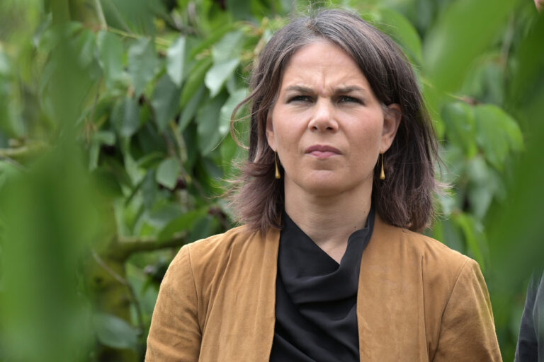 03.07.2023, Brandenburg, Werder: Außenministerin Annalena Baerbock (Bündnis 90/Die Grünen) steht in einer Kirschplantage beim Obsthof Lindicke in Werder/Havel. Foto: Michael Bahlo/dpa +++ dpa-Bildfunk +++ (KEYSTONE/DPA/Michael Bahlo)