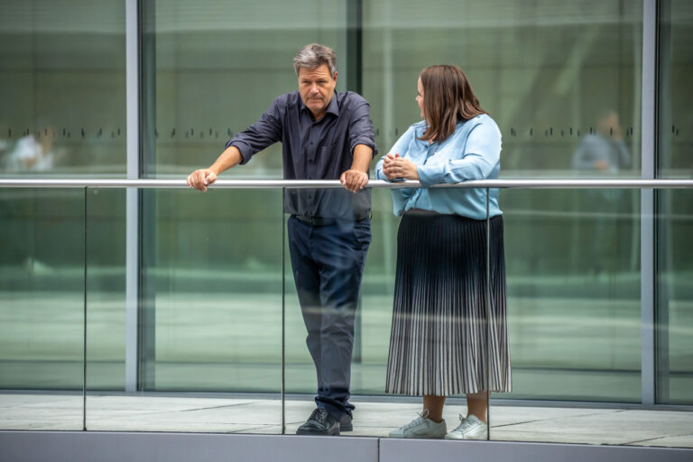 04.07.2023, Berlin: Robert Habeck (Bündnis 90/Die Grünen), Bundesminister für Wirtschaft und Klimaschutz, spricht mit Ricarda Lang, Co- Bundesvorsitzende von Bündnis 90/Die Grünen, in einer Pause der Fraktionssitzung im Bundestag. Foto: Michael Kappeler/dpa +++ dpa-Bildfunk +++ (KEYSTONE/DPA/Michael Kappeler)